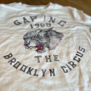 GAP. BNWT. Size S (6-7 years unisex). "The Brooklyn Circus" cream t-shirt.